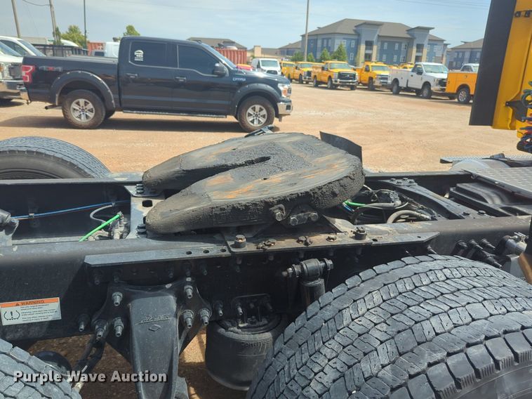 image for item NW9539 2020 Freightliner Cascadia 126 semi truck