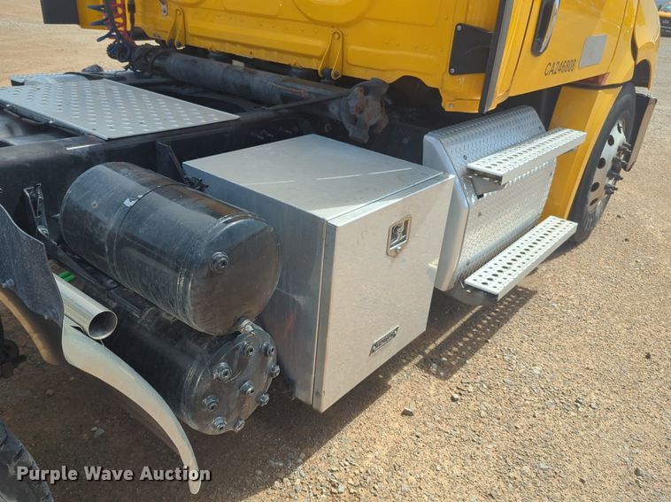 image for item NW9539 2020 Freightliner Cascadia 126 semi truck