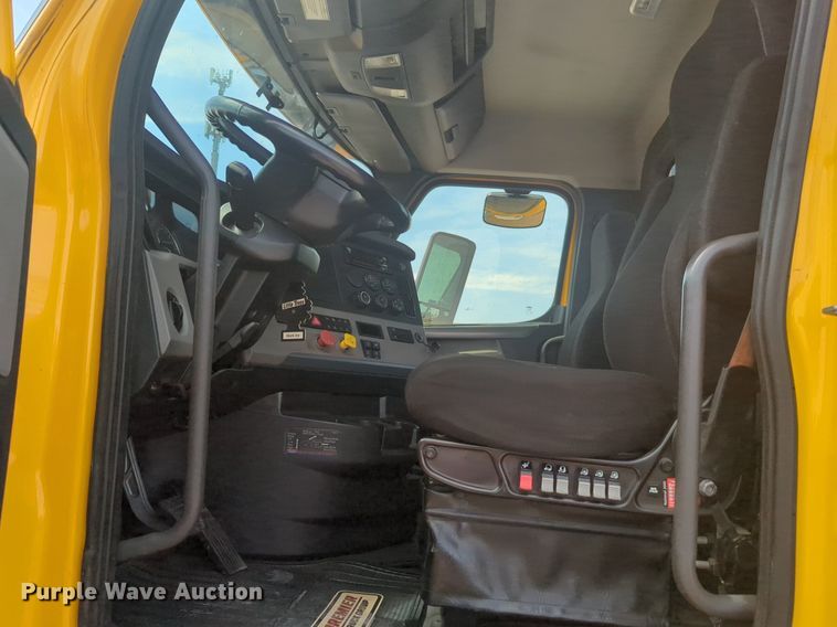 image for item NW9539 2020 Freightliner Cascadia 126 semi truck