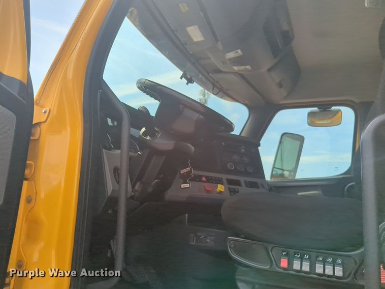 image for item NW9539 2020 Freightliner Cascadia 126 semi truck