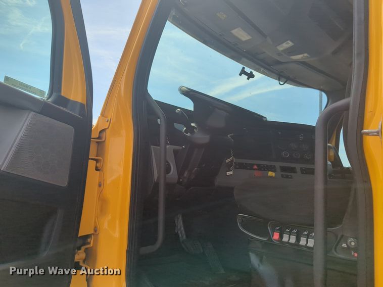 image for item NW9539 2020 Freightliner Cascadia 126 semi truck