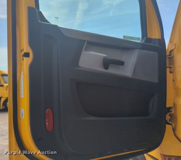 image for item NW9539 2020 Freightliner Cascadia 126 semi truck