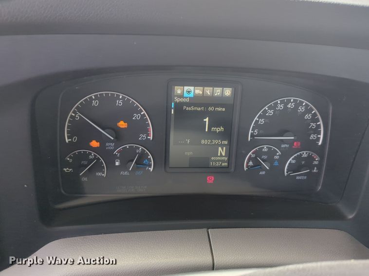 image for item NW9539 2020 Freightliner Cascadia 126 semi truck