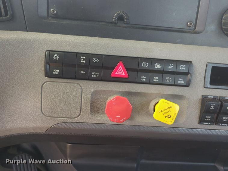 image for item NW9539 2020 Freightliner Cascadia 126 semi truck