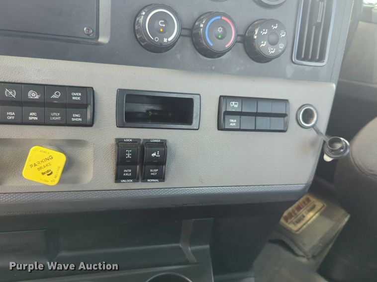 image for item NW9539 2020 Freightliner Cascadia 126 semi truck