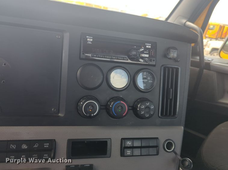 image for item NW9539 2020 Freightliner Cascadia 126 semi truck