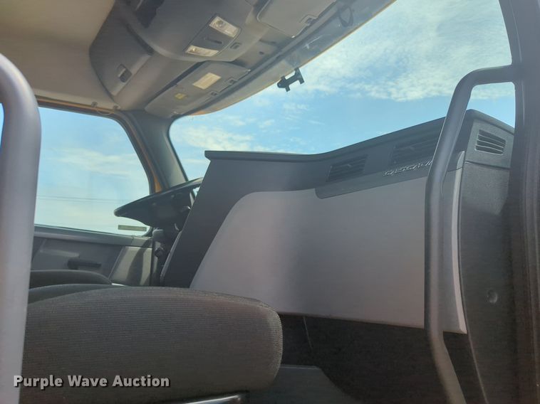 image for item NW9539 2020 Freightliner Cascadia 126 semi truck