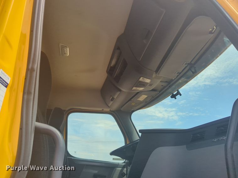 image for item NW9539 2020 Freightliner Cascadia 126 semi truck