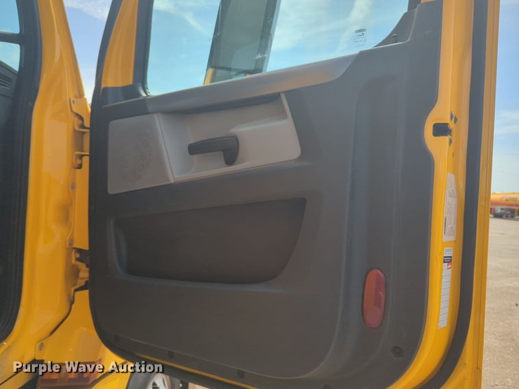 image for item NW9539 2020 Freightliner Cascadia 126 semi truck