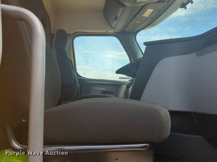 image for item NW9539 2020 Freightliner Cascadia 126 semi truck