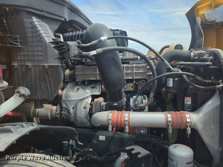 image for item NW9539 2020 Freightliner Cascadia 126 semi truck