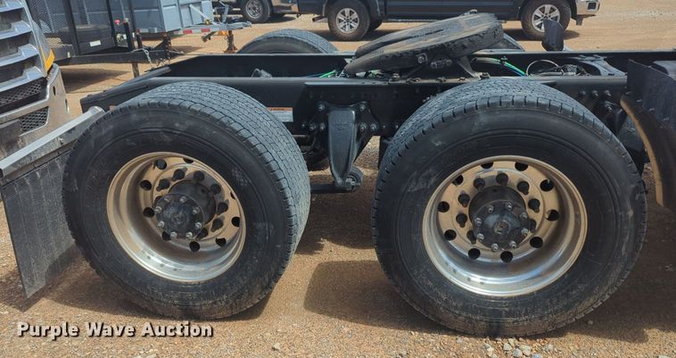 image for item NW9539 2020 Freightliner Cascadia 126 semi truck