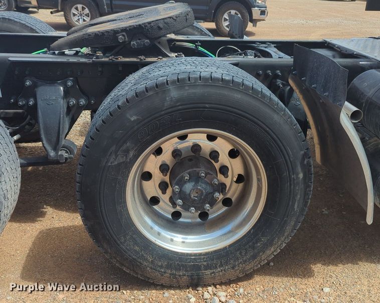 image for item NW9539 2020 Freightliner Cascadia 126 semi truck