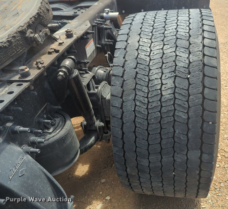 image for item NW9539 2020 Freightliner Cascadia 126 semi truck