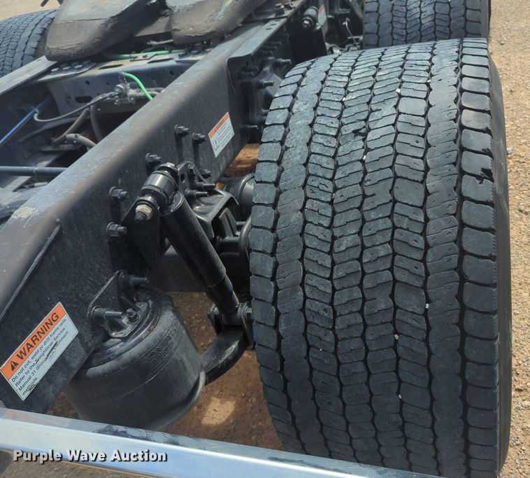 image for item NW9539 2020 Freightliner Cascadia 126 semi truck