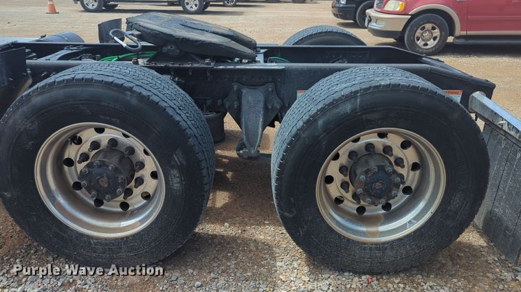 image for item NW9539 2020 Freightliner Cascadia 126 semi truck