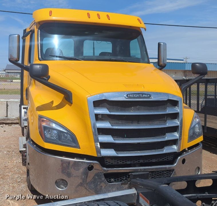 image for item NW9540 2020 Freightliner Cascadia 126 semi truck