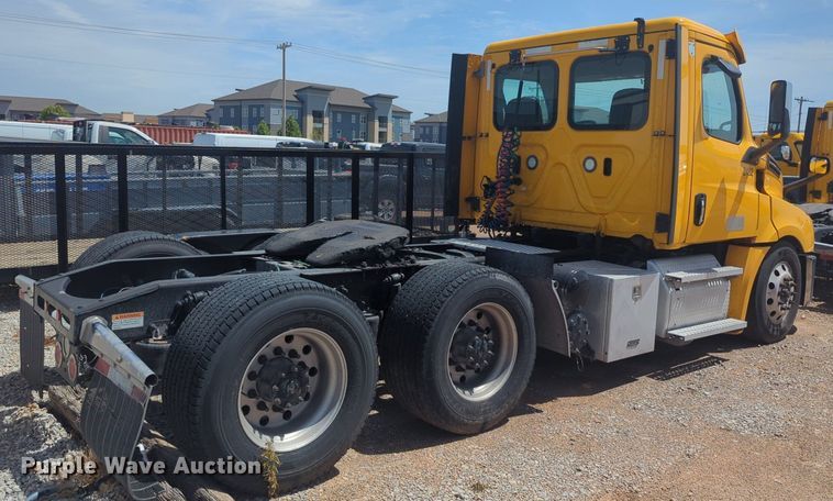 image for item NW9540 2020 Freightliner Cascadia 126 semi truck