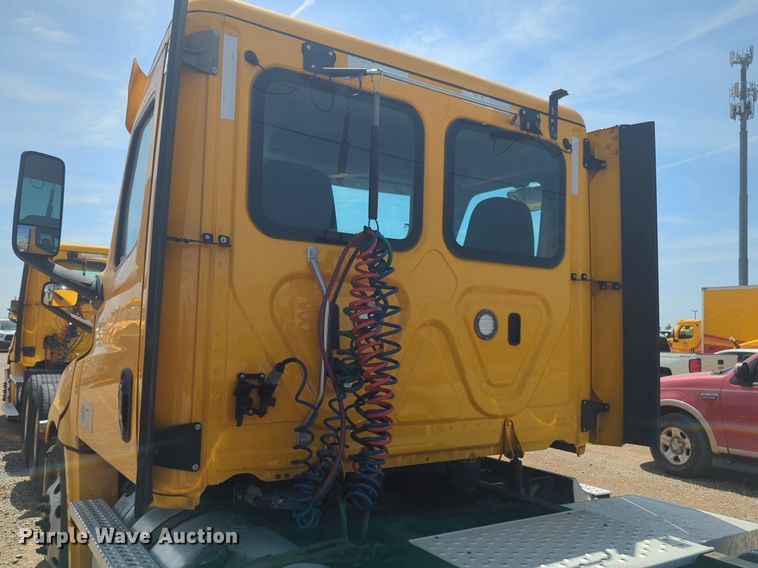 image for item NW9540 2020 Freightliner Cascadia 126 semi truck