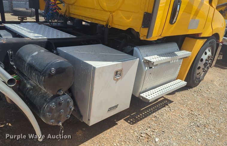 image for item NW9540 2020 Freightliner Cascadia 126 semi truck