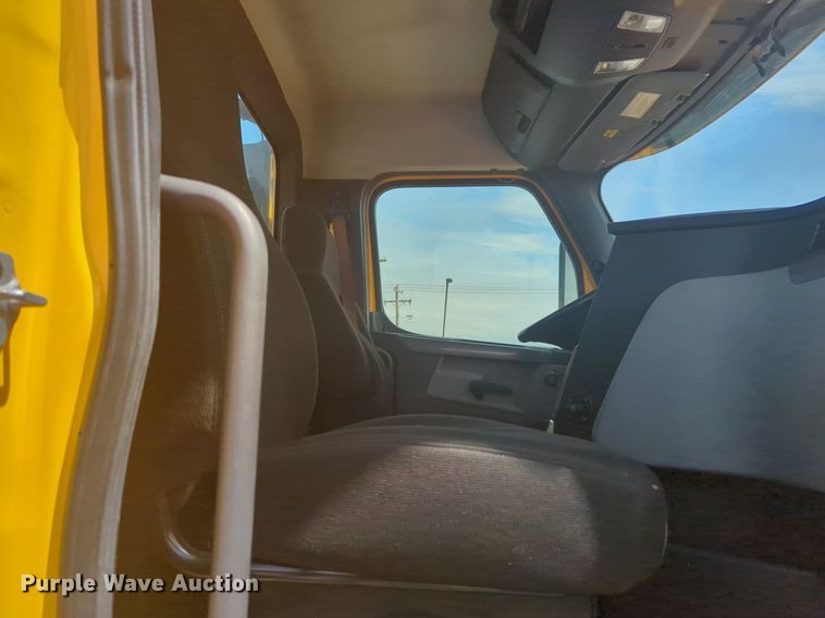 image for item NW9540 2020 Freightliner Cascadia 126 semi truck