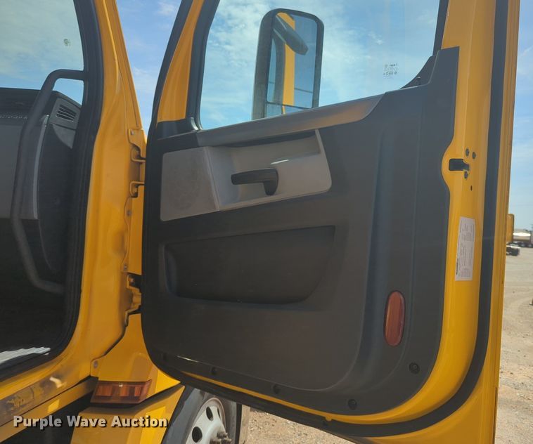 image for item NW9540 2020 Freightliner Cascadia 126 semi truck