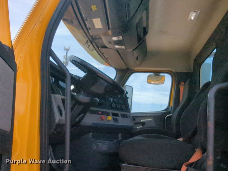 image for item NW9540 2020 Freightliner Cascadia 126 semi truck