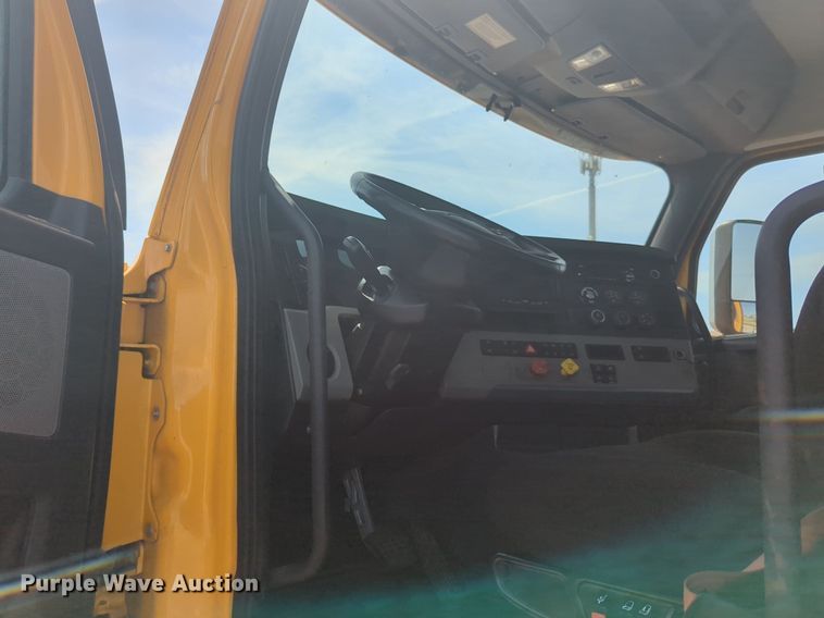 image for item NW9540 2020 Freightliner Cascadia 126 semi truck