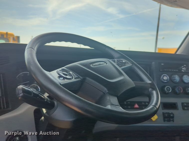 image for item NW9540 2020 Freightliner Cascadia 126 semi truck