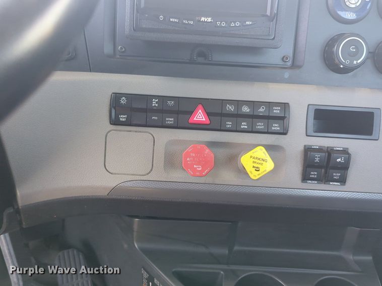 image for item NW9540 2020 Freightliner Cascadia 126 semi truck