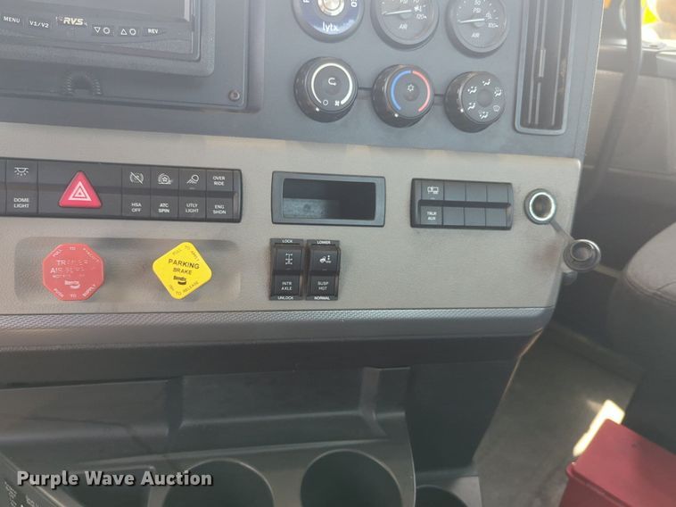 image for item NW9540 2020 Freightliner Cascadia 126 semi truck