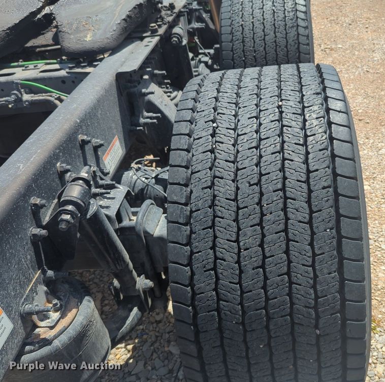 image for item NW9540 2020 Freightliner Cascadia 126 semi truck