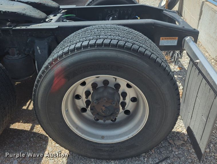 image for item NW9540 2020 Freightliner Cascadia 126 semi truck