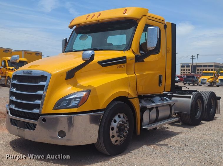 image for item NW9541 2021 Freightliner Cascadia 126 semi truck