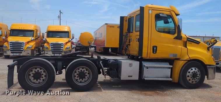 image for item NW9541 2021 Freightliner Cascadia 126 semi truck