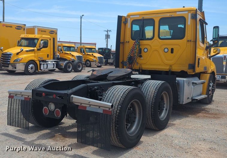 image for item NW9541 2021 Freightliner Cascadia 126 semi truck