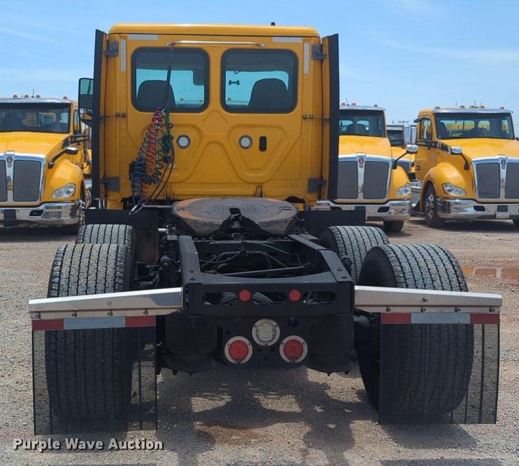 image for item NW9541 2021 Freightliner Cascadia 126 semi truck