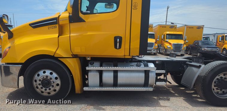 image for item NW9541 2021 Freightliner Cascadia 126 semi truck