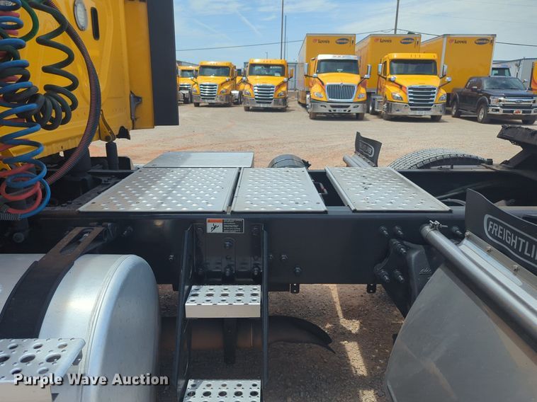 image for item NW9541 2021 Freightliner Cascadia 126 semi truck