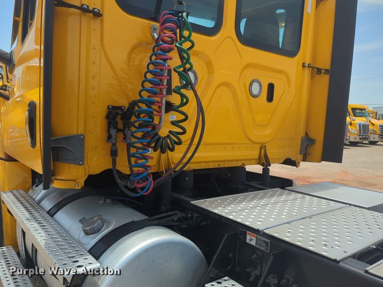 image for item NW9541 2021 Freightliner Cascadia 126 semi truck