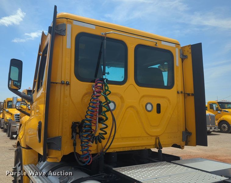 image for item NW9541 2021 Freightliner Cascadia 126 semi truck