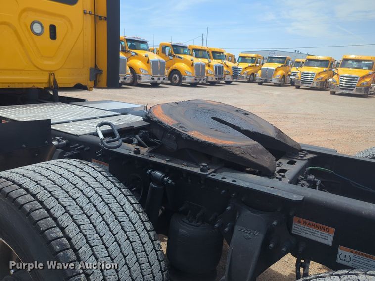 image for item NW9541 2021 Freightliner Cascadia 126 semi truck