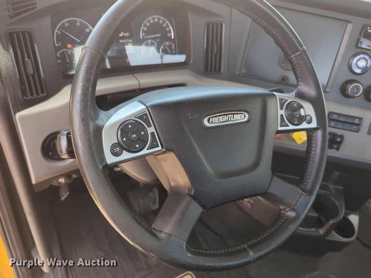 image for item NW9541 2021 Freightliner Cascadia 126 semi truck