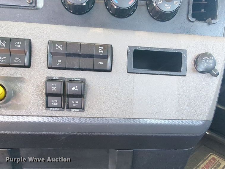 image for item NW9541 2021 Freightliner Cascadia 126 semi truck