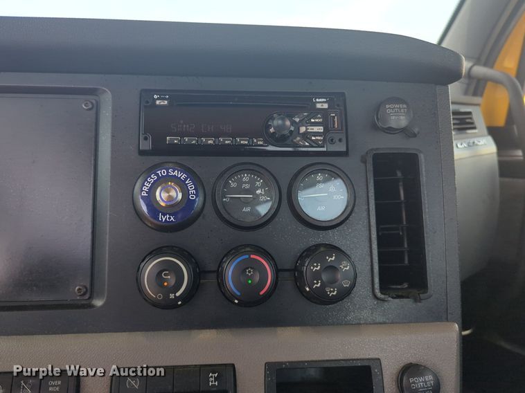 image for item NW9541 2021 Freightliner Cascadia 126 semi truck