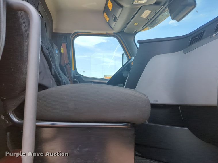 image for item NW9541 2021 Freightliner Cascadia 126 semi truck