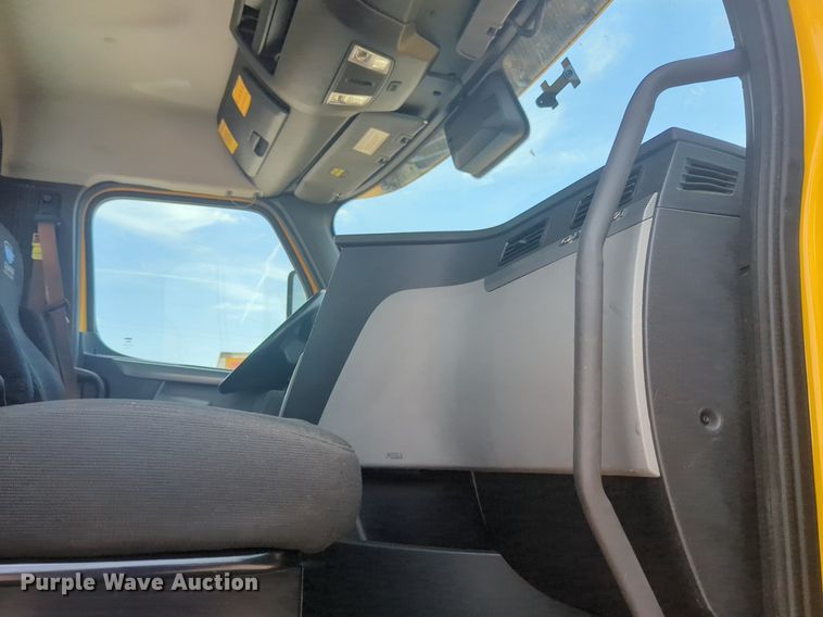 image for item NW9541 2021 Freightliner Cascadia 126 semi truck