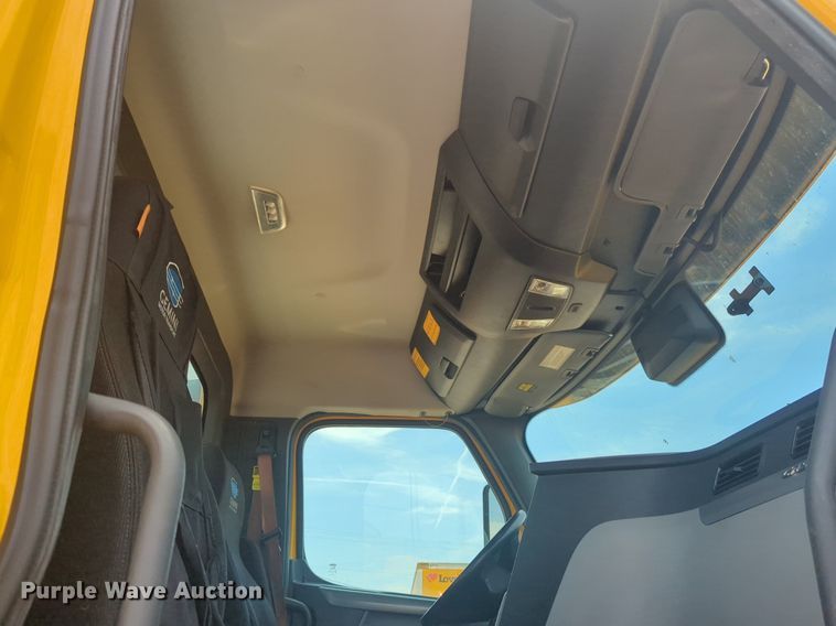 image for item NW9541 2021 Freightliner Cascadia 126 semi truck