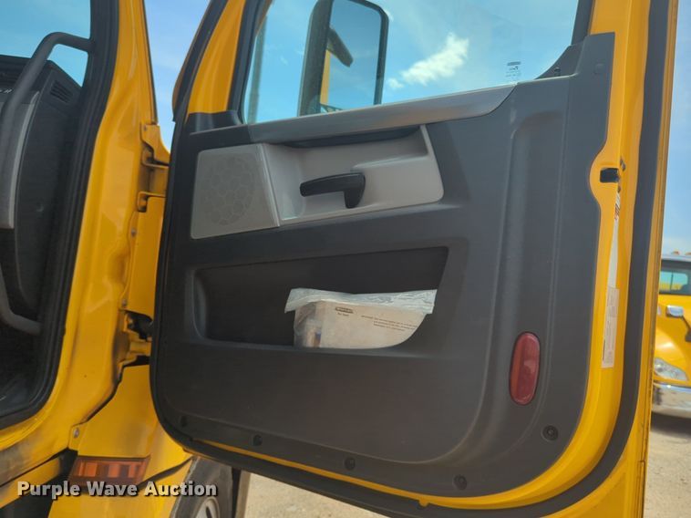 image for item NW9541 2021 Freightliner Cascadia 126 semi truck