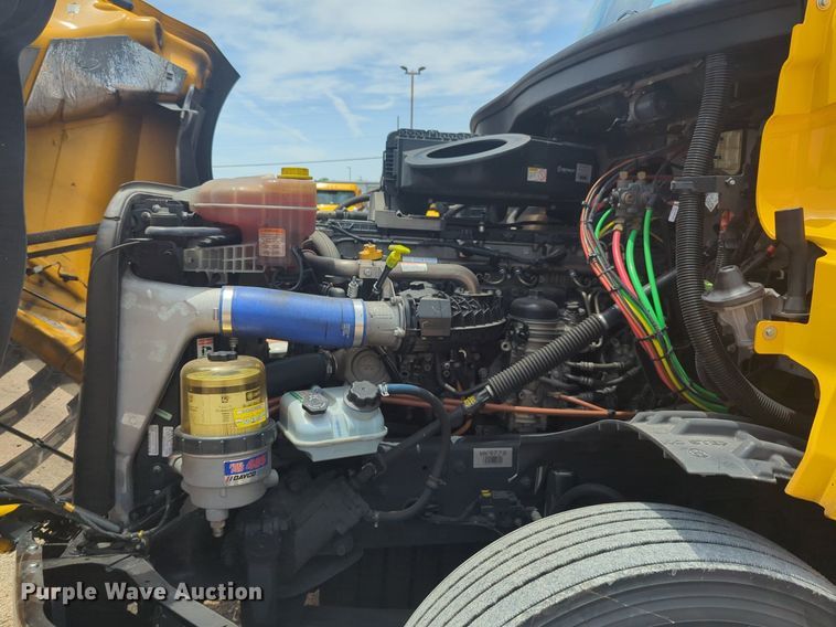 image for item NW9541 2021 Freightliner Cascadia 126 semi truck